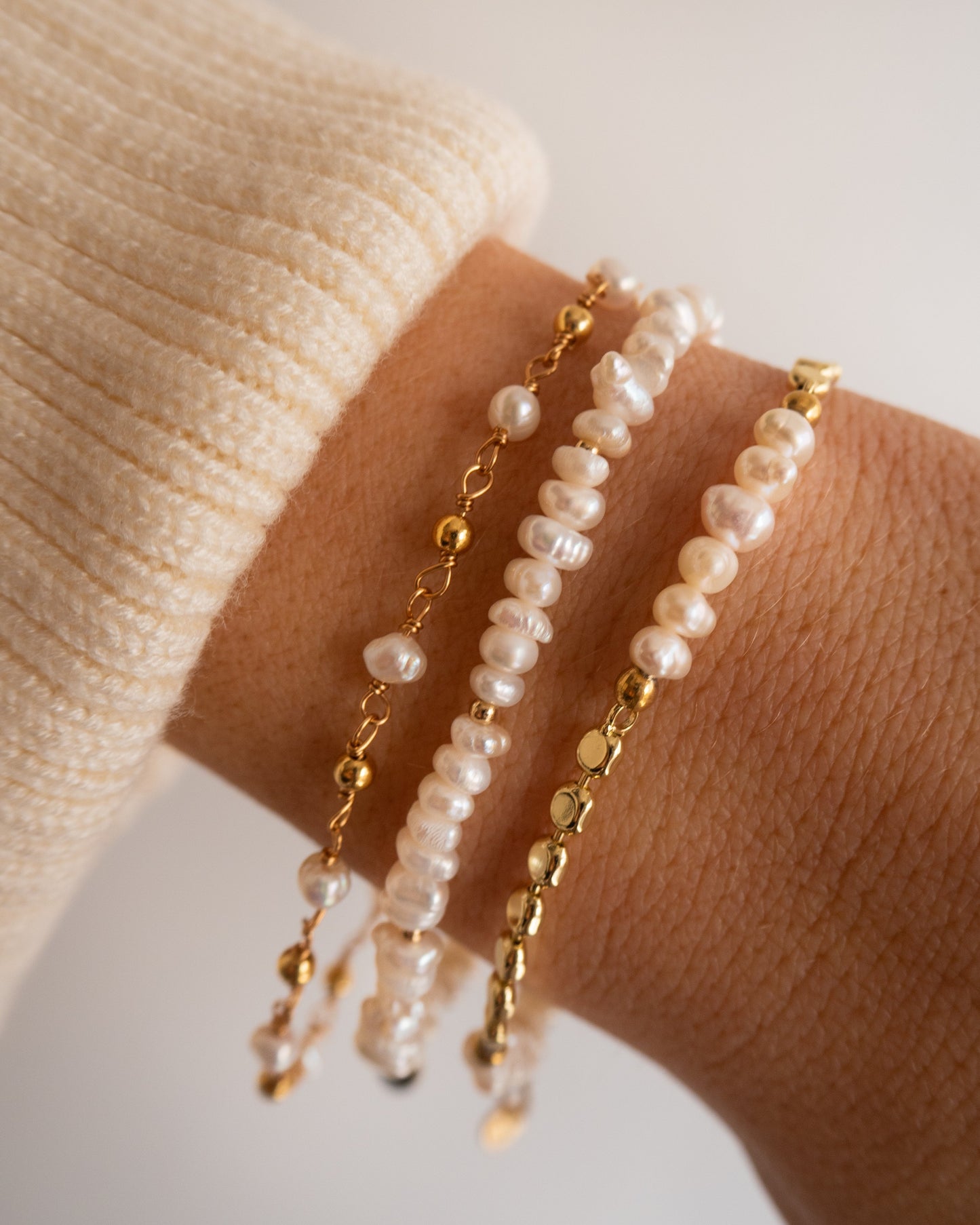 PureChic armbanden in een elegant ontwerp, met fijne parels en gouden details, ideaal voor een stijlvolle en verfijnde look.