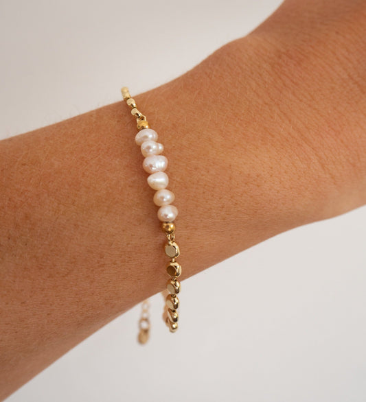 PureChic armband met een elegant ontwerp, met delicate parels en gouden details, perfect voor een verfijnde stijl.