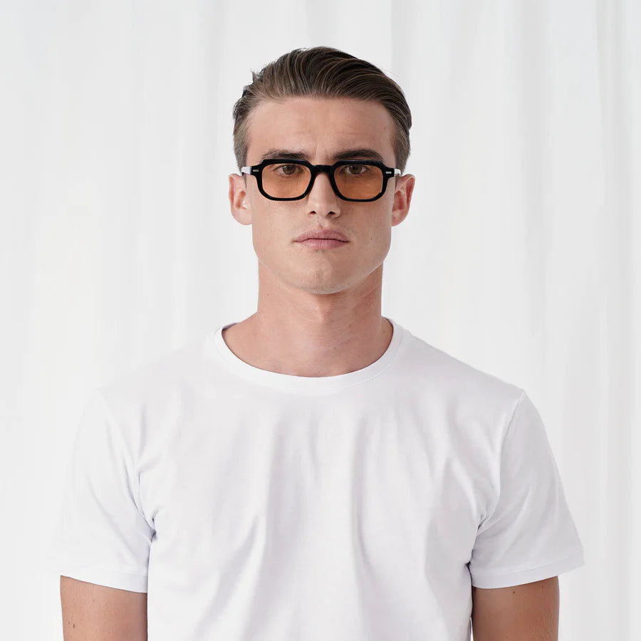 Dust | Zwarte zonnebril met beige glazen