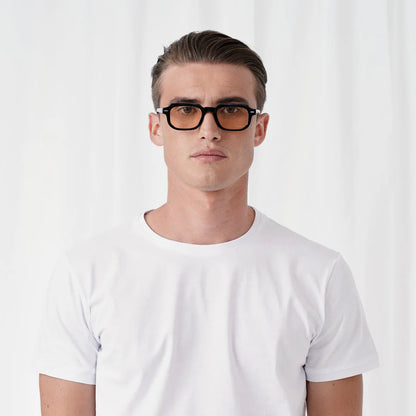 Dust | Zwarte zonnebril met beige glazen