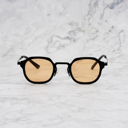 Aero Amber | Zwarte zonnebril met warme amberkleurige glazen