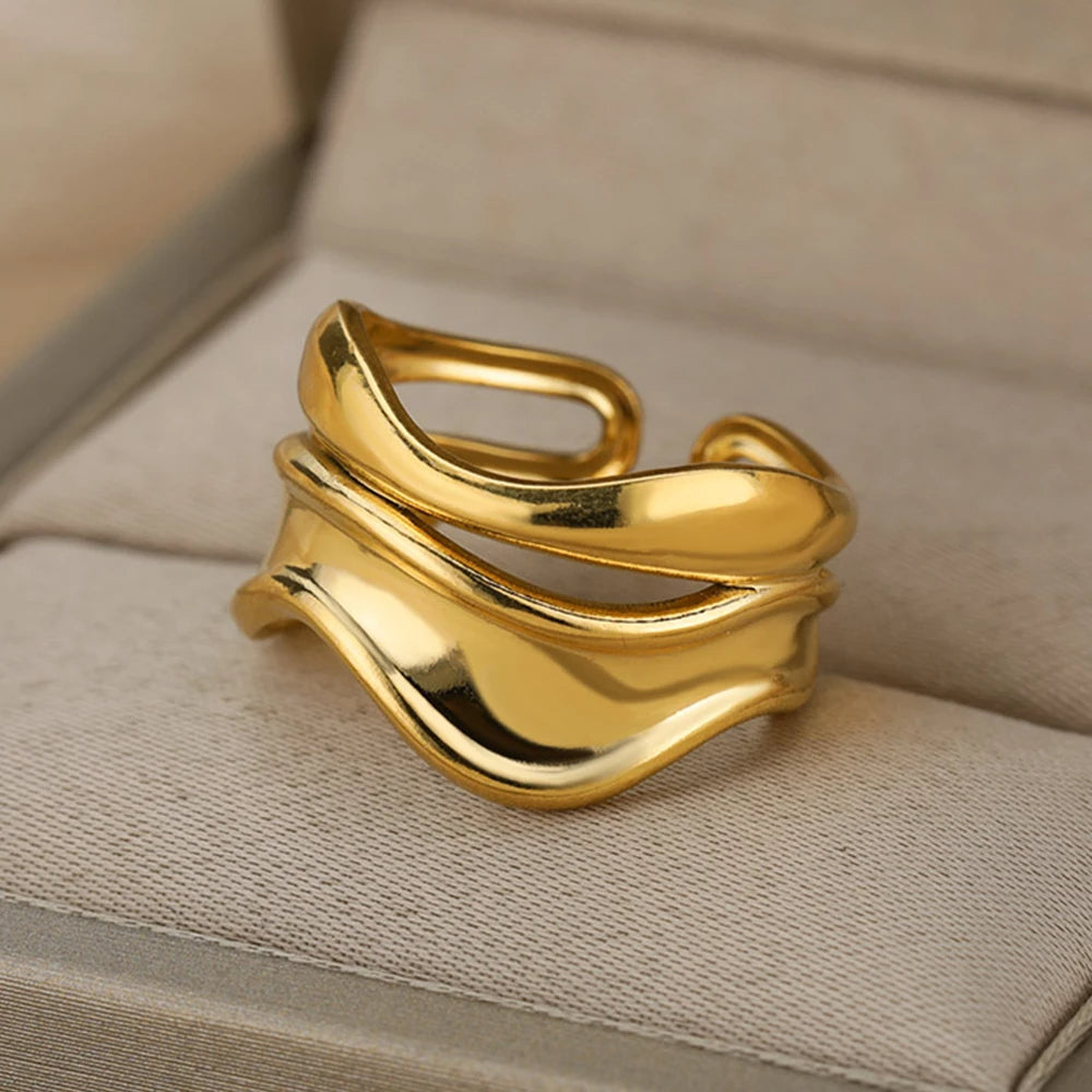 Goudkleurige ring met een elegant golvend design. Deze stijlvolle ring van VeroLux voegt een luxe en verfijnde touch toe aan elke outfit. Perfect voor zowel dagelijks gebruik als bijzondere gelegenheden.