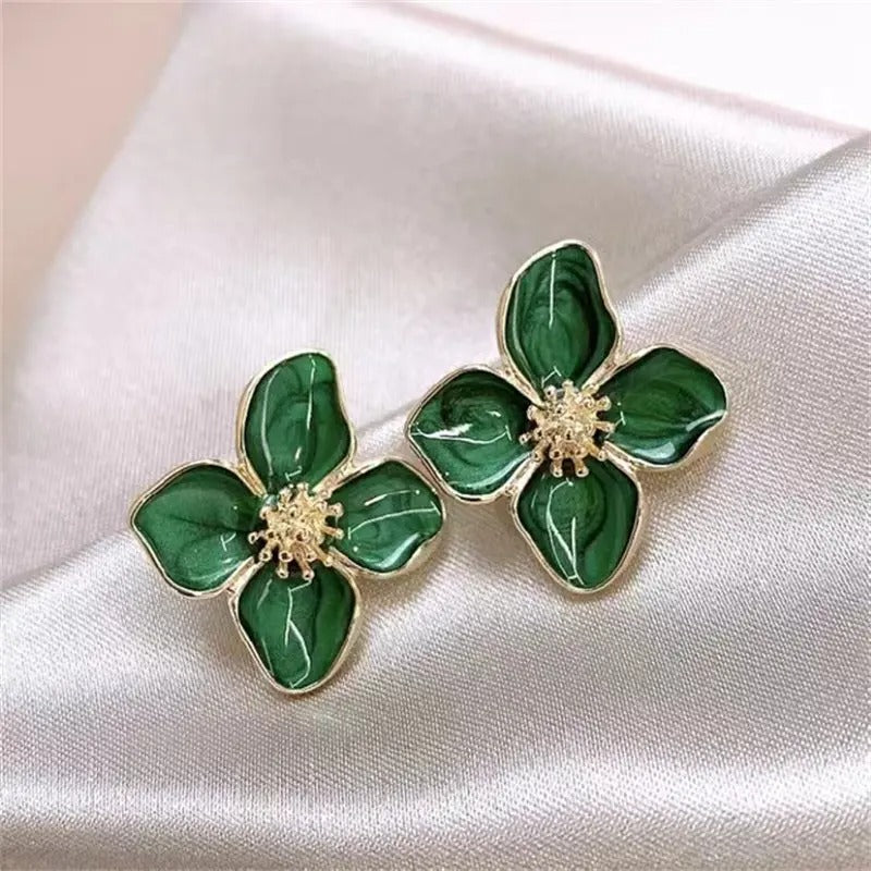 Vylaura oorbellen met een verfijnd bloemenontwerp in groen en goudaccenten. Deze elegante oorbellen stralen luxe en tijdloze charme uit. Perfect voor een stijlvolle toevoeging aan zowel dagelijkse als feestelijke outfits.