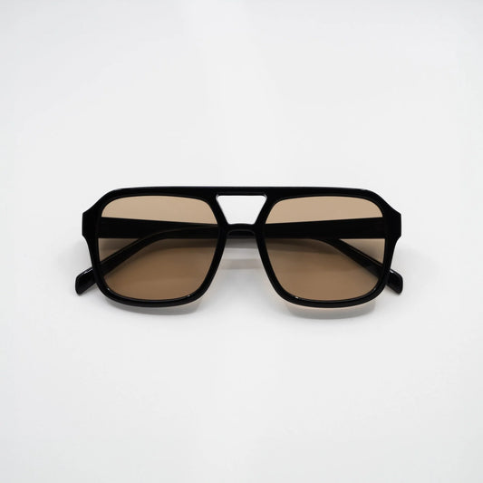 Reign | Oversized zonnebril met zwarte rand en amber glazen