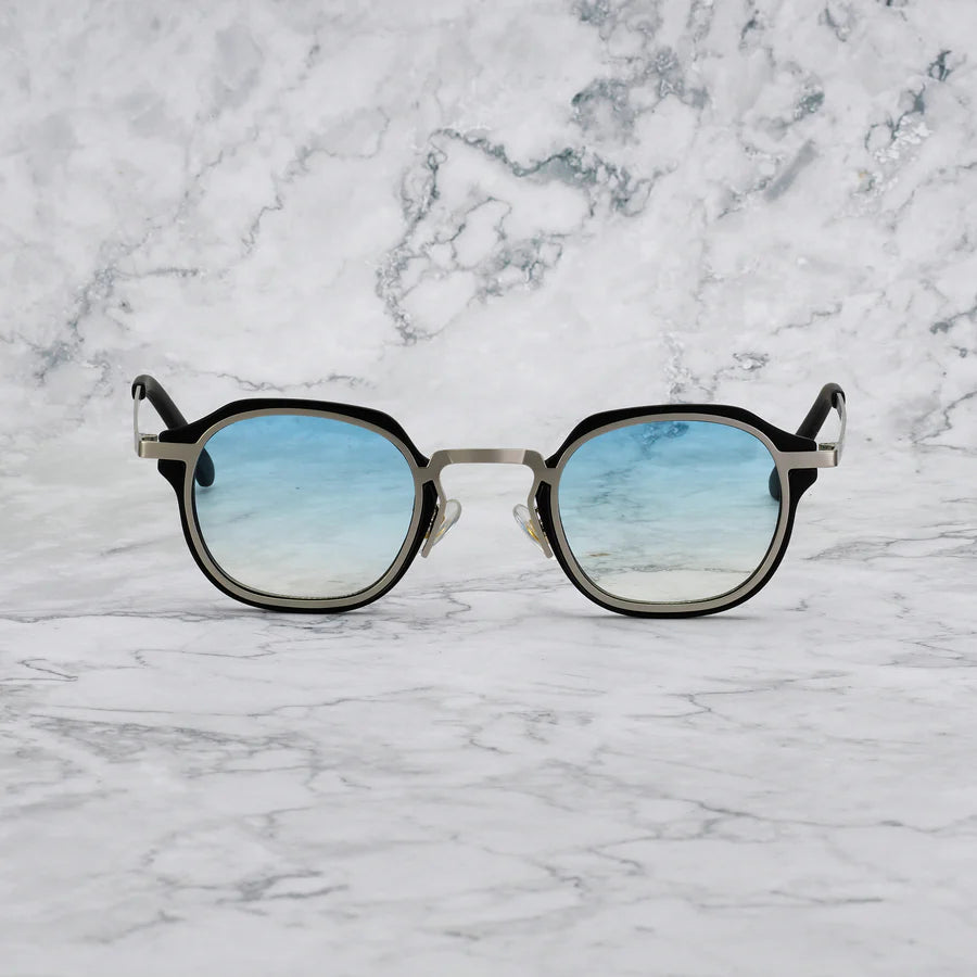 Triton Sky | Zonnebril met zilver-zwarte rand en helderblauwe glazen