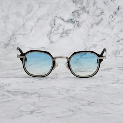 Triton Sky | Zonnebril met zilver-zwarte rand en helderblauwe glazen