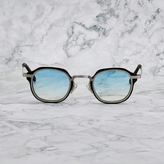 Triton Sky | Zonnebril met zilver-zwarte rand en helderblauwe glazen