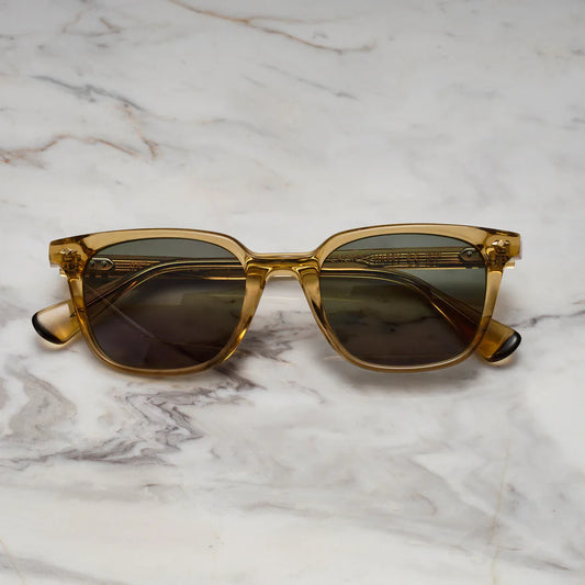 Amber Ash | Goudkleurig frame | Zonnebril met groene glazen